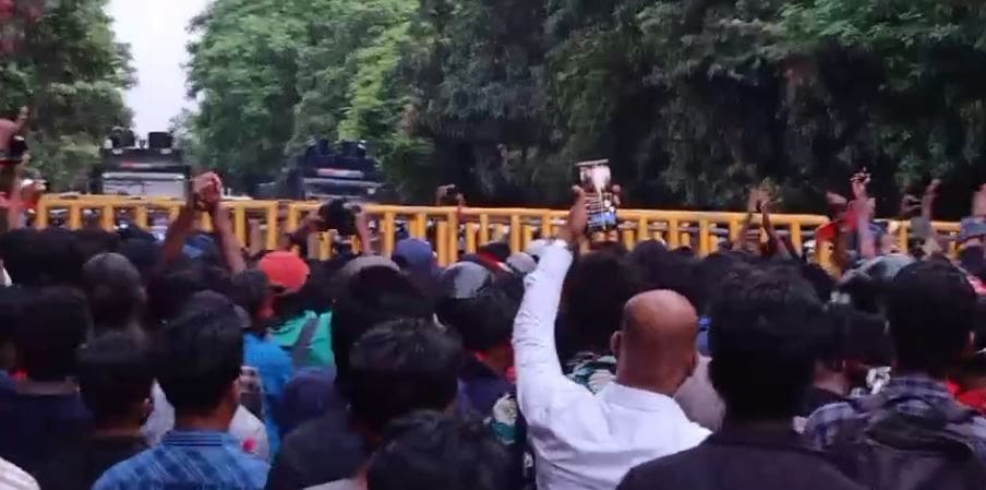 பல்கலை மாணவர் பேரணி மீது கண்ணீர்ப் புகைக் குண்டு வீச்சால் பதற்றம்