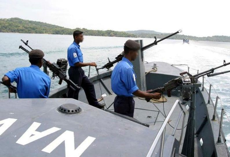 மன்னாரில் கடற்படை வெறியாட்டம்! - 7 மீனவர்கள் வைத்தியசாலையில் 1 கடற்படை வெறியாட்டம்