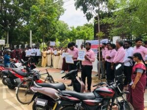 யாழ் பிரதேச செயலகத்தாலும் கவனவீர்ப்பு போராட்டம்! 3 FB IMG 1659936632056