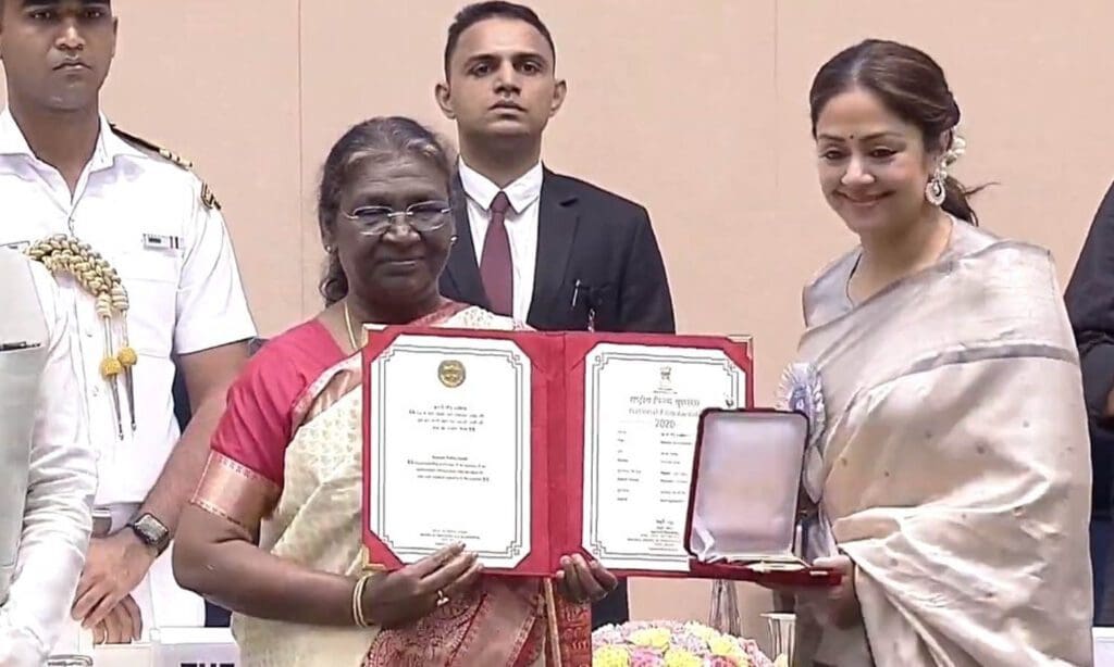 தேசிய விருது பெற்ற சூர்யா - ஜோதிகா! வைரலாகும் புகைப்படம் 5 1770235 4