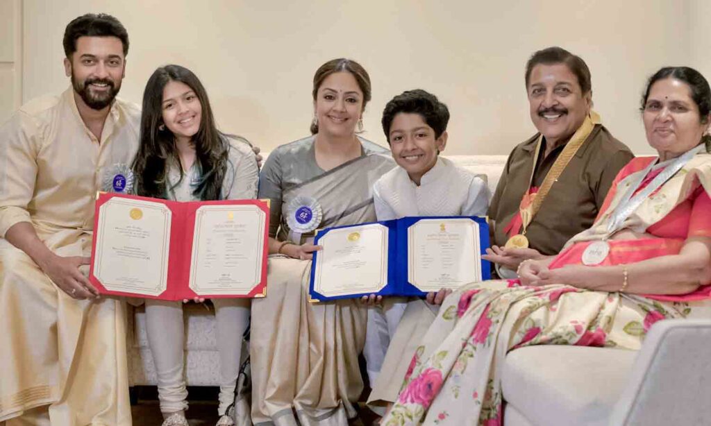 தேசிய விருதை பெற்றோருக்கு பிள்ளைகளுக்கு பரிசளித்து கௌவுரவப்படுத்திய சூர்யா-ஜோதிகா! வைரல் புகைப்படம் 3 1770791 sur 1