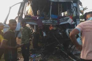 பஸ் - டிப்பர் மோதி கோர விபத்து - 15 பேர் காயம் 4 image 1c34c68cc1