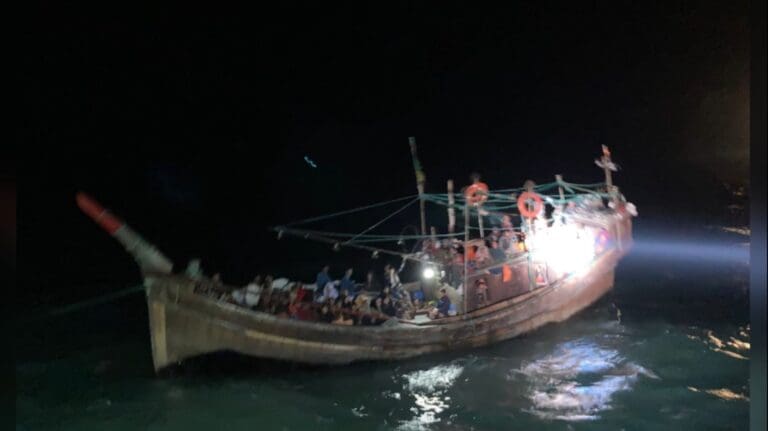 யாழ் கற்கோவளம் கடலில் 140 பேருடன் தத்தளித்த படகு மீட்பு 768x431 1