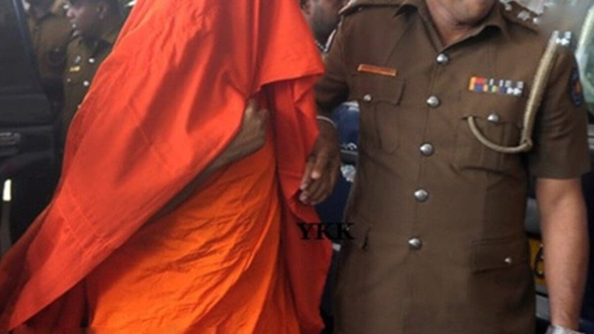 போதையில் பௌத்த பிக்கு