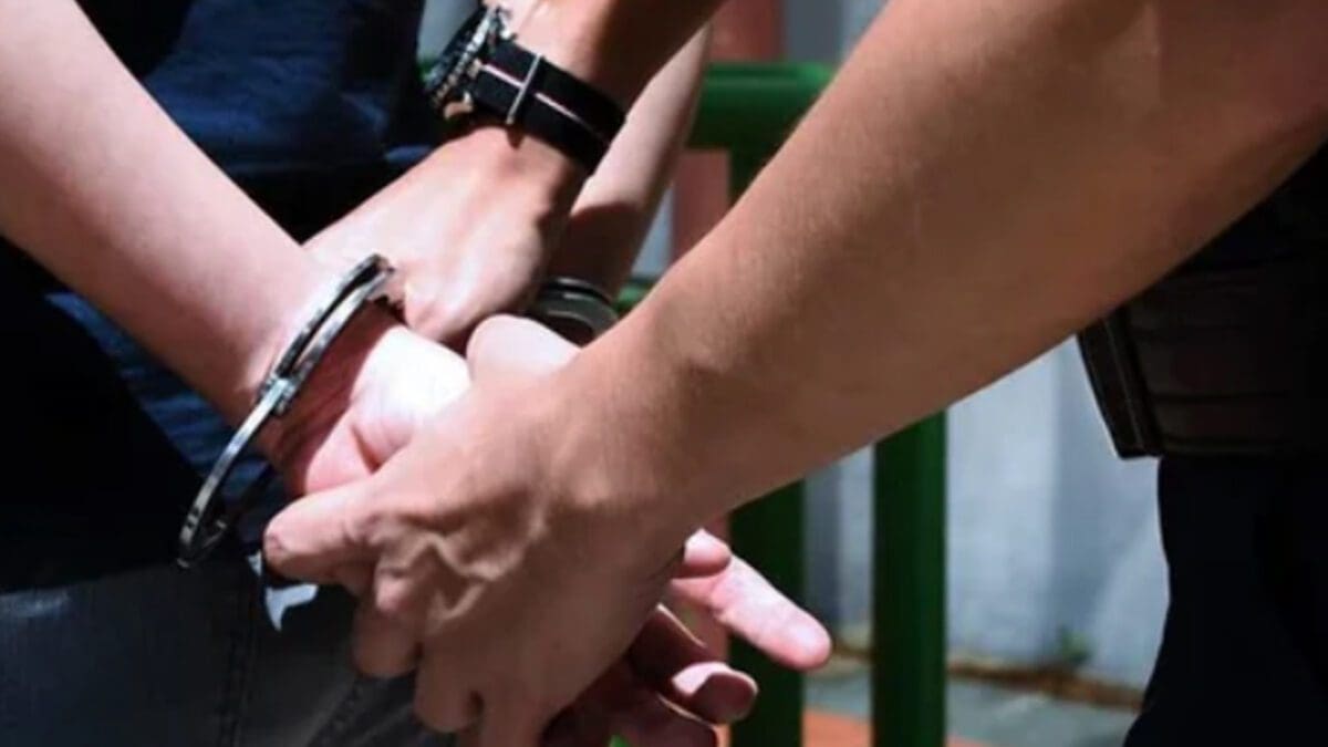 விமான நிலையத்தில் பெண் கைது!