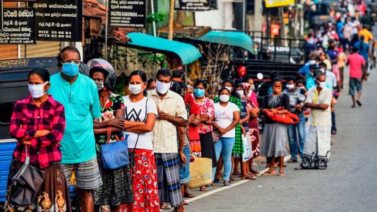 மீண்டும் இலங்கையில் மக்கள் வரிசைகள்!