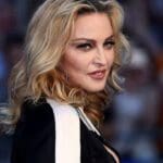 தீவிர சிகிச்சைப் பிரிவில் பிரபல பாடகி