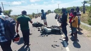 யாழில் கோர விபத்து! சம்பவ இடத்திலேயே இருவர் பலி 3 rtjy 15