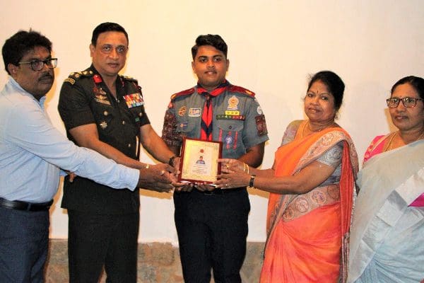 பாக்கு நீரினையை நீந்திக் கடந்த மாணவன்!! குவியும் பாராட்டு!!