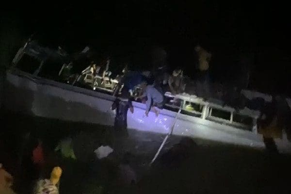 பொலன்னறுவை பகுதியில் சற்றுமுன்னர் கோர விபத்து: 10 பேர் பலி!