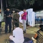 வீட்டை உடைத்த இளைஞர்களிடமே சாவியை கையளித்த பொலிஸார்