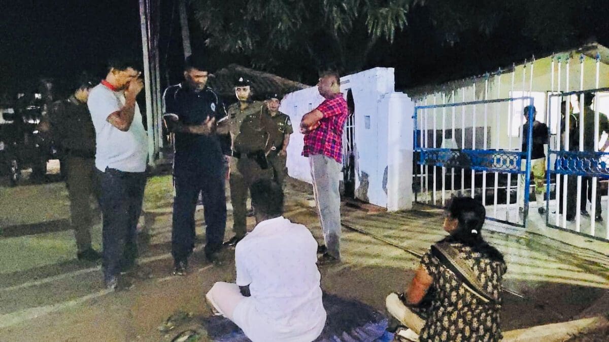 வீட்டை உடைத்த இளைஞர்களிடமே சாவியை கையளித்த பொலிஸார்