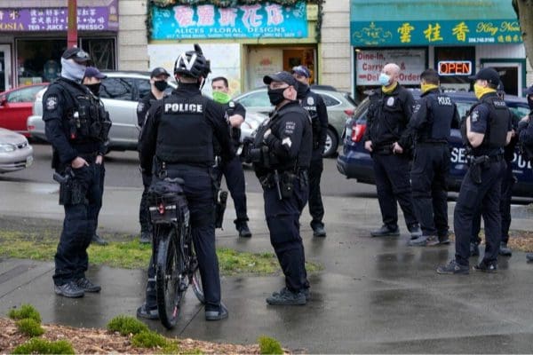 அமெரிக்க இளைஞர்கள் மத்தியில் வெடித்த மோதல்!! சுட்டுத்தள்ளப்பட்ட துப்பாக்கி குண்டுகள்