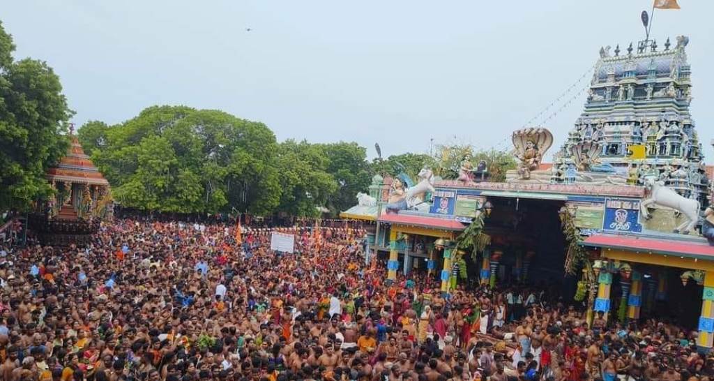 பக்தர்கள் சூழ தேரேறிய நயினாதீவு நாகபூசணி அம்மன்