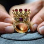 ஒரு மில்லியன் டொலருக்கு மேல் விலைபோன டுபல் கிரீட மோதிரம்: ஏலத்தில் வென்ற பிரபலம்!