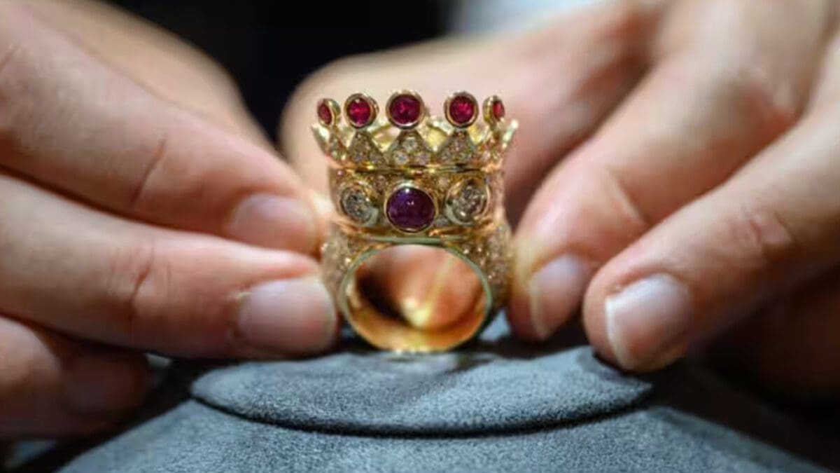 ஒரு மில்லியன் டொலருக்கு மேல் விலைபோன டுபல் கிரீட மோதிரம்: ஏலத்தில் வென்ற பிரபலம்!