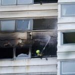 எரியும் கட்டிடத்திலிருந்து குதித்த ஆணும் இளம்பெண்ணும்