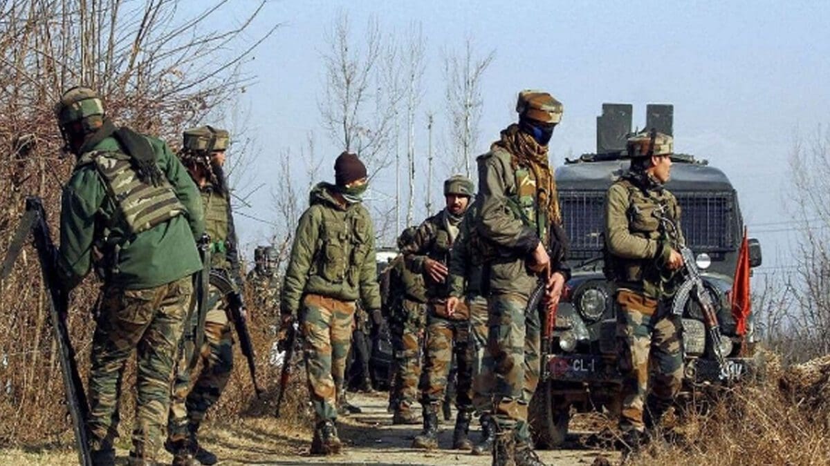 ஜம்மு காஷ்மீரில் 4 பயங்கரவாதிகளை வேட்டையாடிய பாதுகாப்பு படையினர்