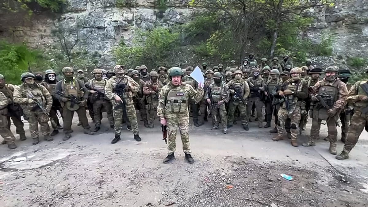 பாதையில் குவிக்கப்பட்ட சடலங்கள்! வாக்னர் படை கொடூர செயல்