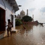 வெள்ள அபாயம்! தாஜ்மஹால் சுவர்களைத் தொட்ட யமுனை நதி