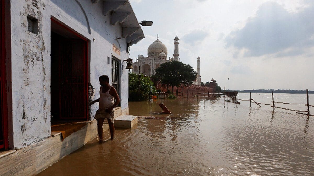 வெள்ள அபாயம்! தாஜ்மஹால் சுவர்களைத் தொட்ட யமுனை நதி