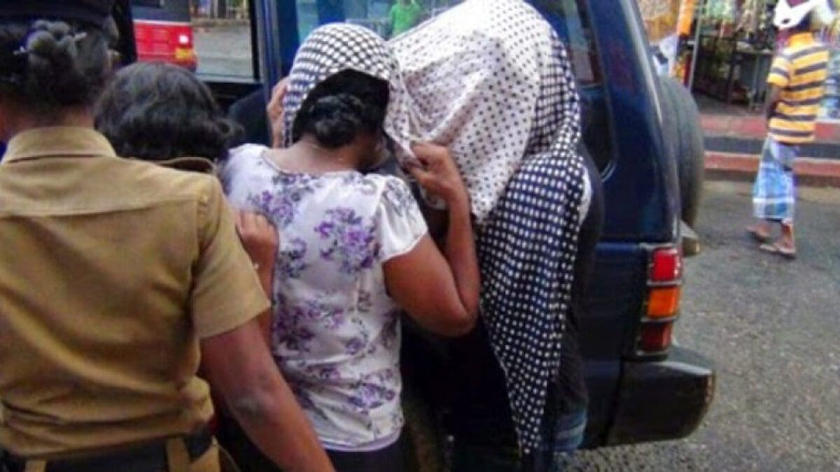 கொழும்பில் இளம் பெண்களுடன் சுற்றிவளைக்கப்பட்ட விடுதி!