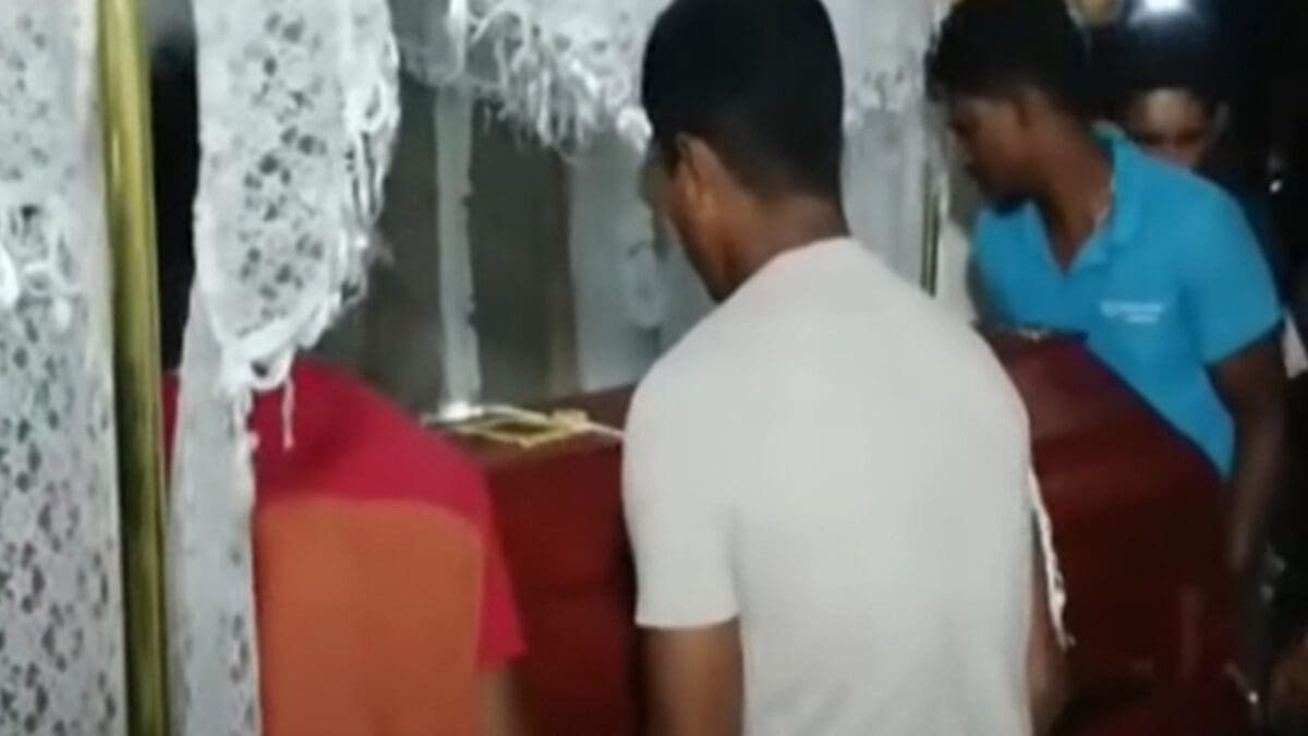 ஒரே சவப்பெட்டியில் அடக்கம் செய்யப்பட்ட தாயும் குழந்தையும்!