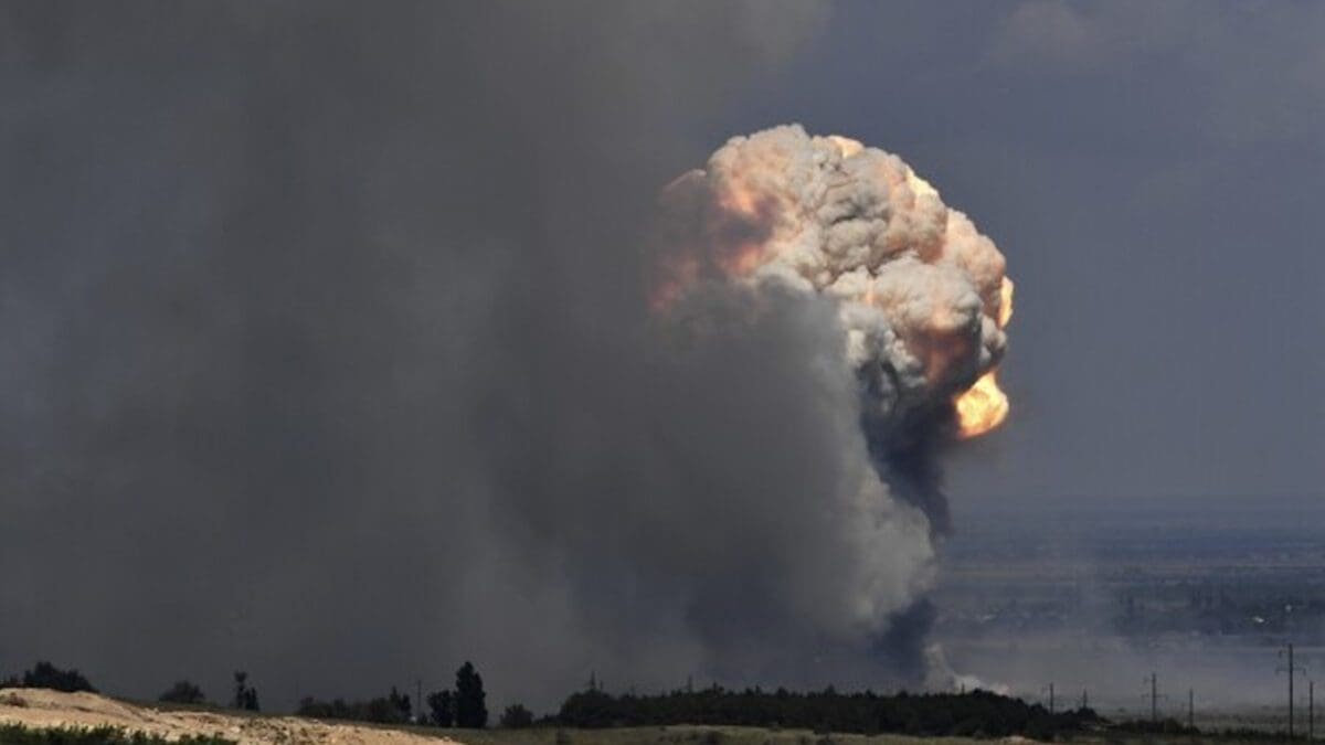 ரஷ்ய வெடிமருந்து கிடங்கு மீது உக்ரைன் தாக்குதல்