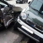 தனியார் பேருந்தால் அடுத்தடுத்து மோதிக்கொண்ட கார்கள்