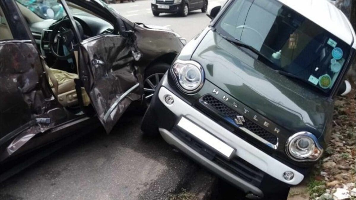 தனியார் பேருந்தால் அடுத்தடுத்து மோதிக்கொண்ட கார்கள்