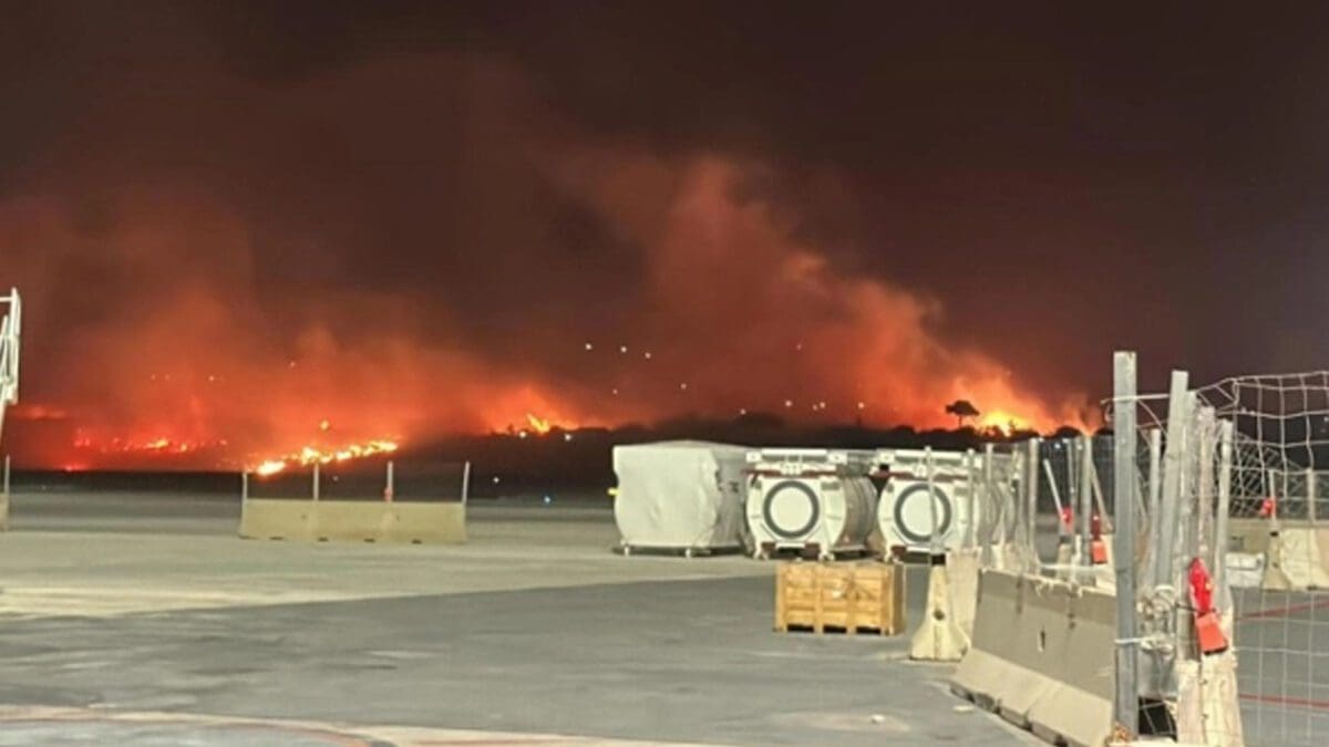 சுற்றிவளைத்த காட்டுத்தீ... மூடப்பட்ட பிரபல ஐரோப்பிய விமான நிலையம்