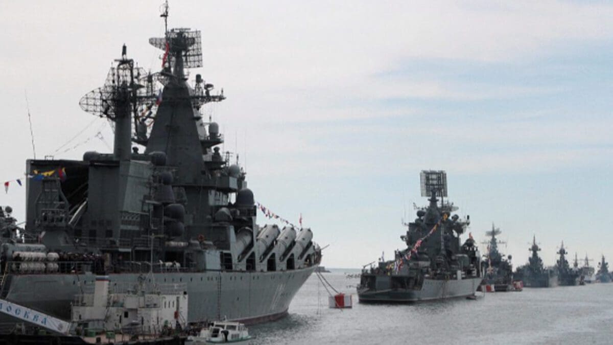 ஜெலன்ஸ்கிக்கு பேரிடி! கருங்கடலில் குவியும் ரஷ்ய போர்க்கப்பல்கள்