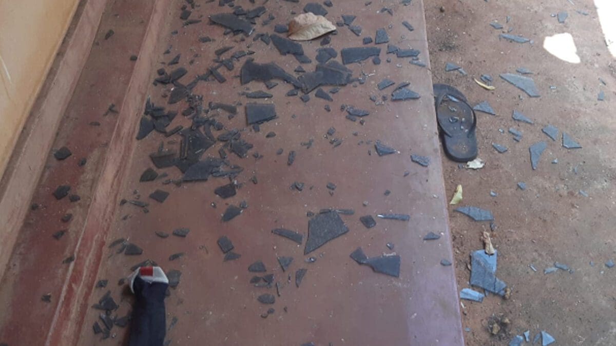 யாழில் வாள்வெட்டு! பல்கலைக்கழக மாணவன் காயம்