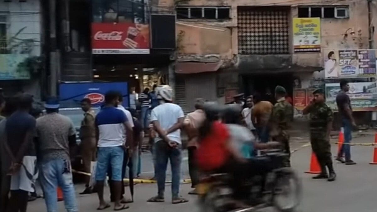 நடுவீதியில் குழந்தைகளுடன் தீக்குளிக்க முயன்ற தந்தை