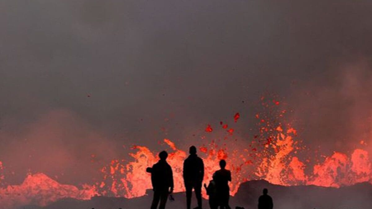 வெடித்துச் சிதறும் எரிமலை: அருகே செல்லும் சுற்றுலாப்பயணிகள்