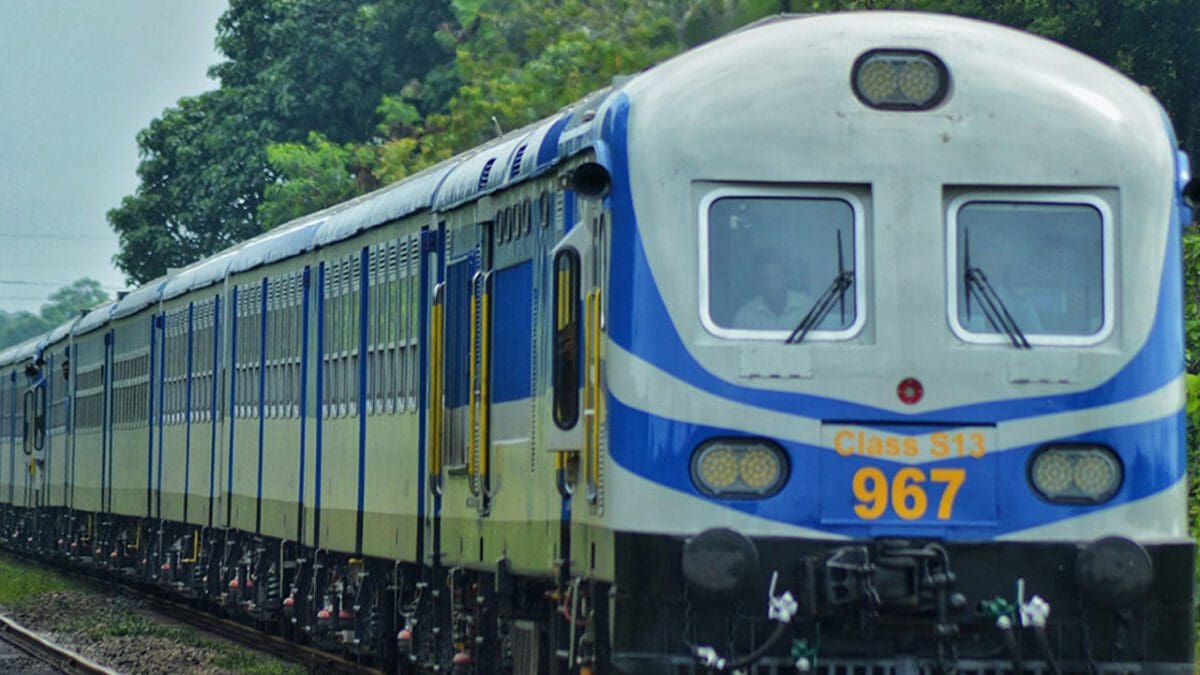 யாழ் நிலா தொடருந்து