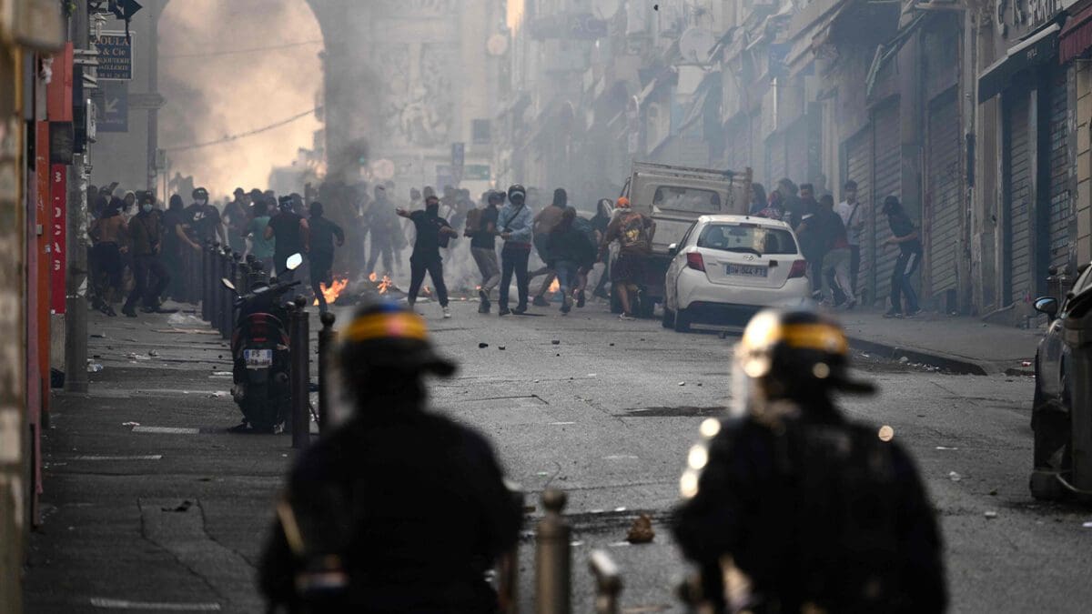 பிரான்ஸில் புதிய கலவர அலை உருவாகலாம்! 2400 பேரை அதிரடியாக கைது