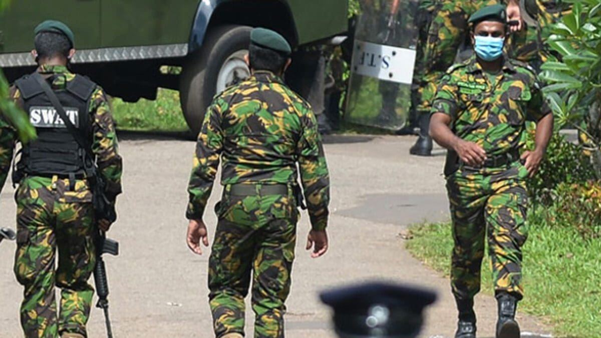 வீடொன்றில் இருந்து பல இராணுவ சீருடைகள் மீட்பு! சுற்றிவளைத்த பாதுகாப்பு படை