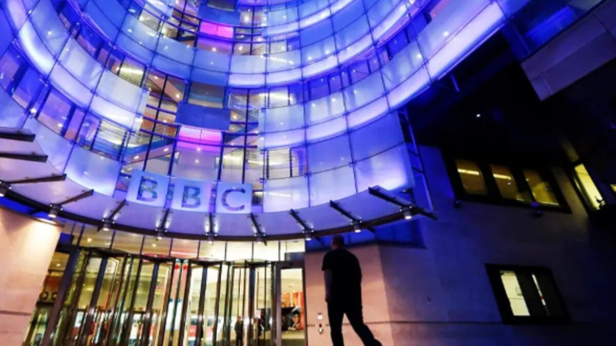 இளைஞரின் அந்தரங்கப் படத்திற்காக 37 லட்சம் செலவிட்ட பிரித்தானிய ஊடக பிரபலம்