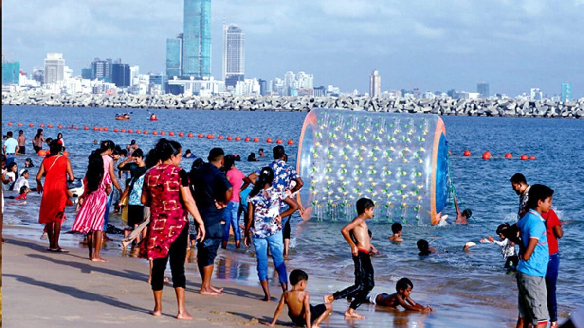 செயற்கை கடற்கரையில் குவிந்த மக்கள்