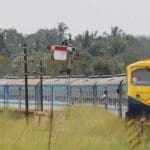 யாழ்தேவி புகையிரத்தத்திற்கு முண்டியடிக்கும் மக்கள்!