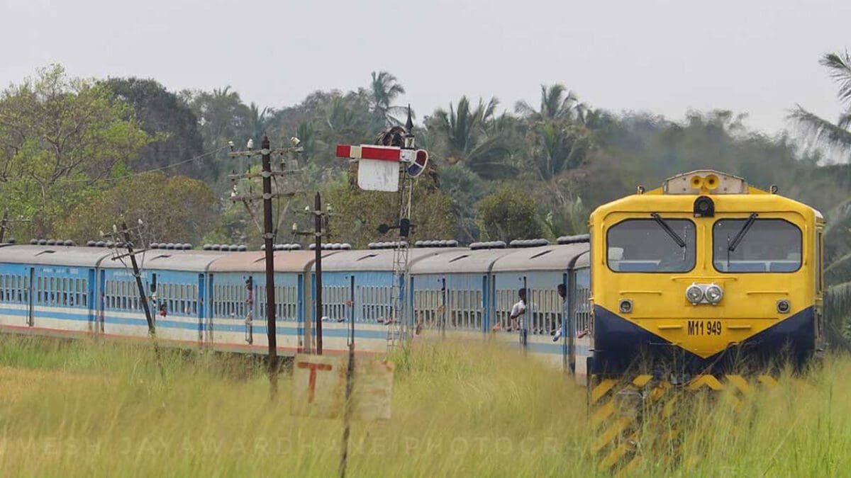 யாழ்தேவி புகையிரத்தத்திற்கு முண்டியடிக்கும் மக்கள்!