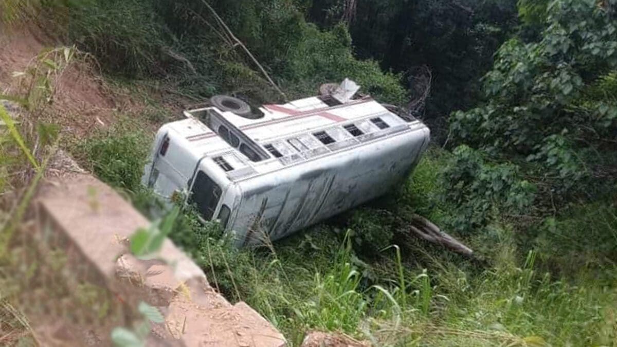 மற்றுமொரு கோரம்! பஸ் பள்ளத்தில் வீழ்ந்து விபத்து