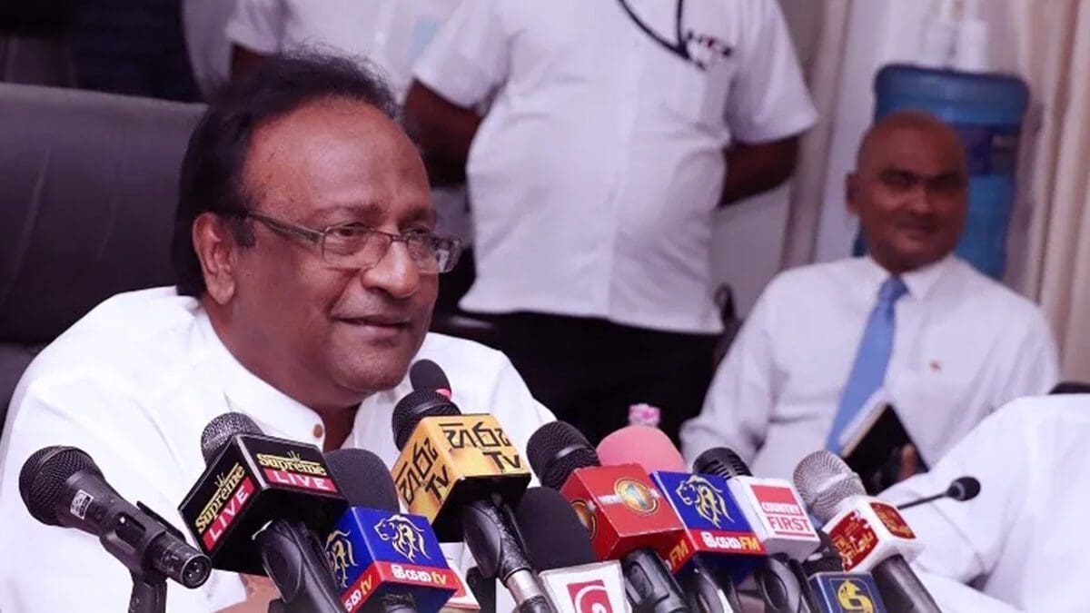 பொலிஸ் சேவை கேலிக்கூத்தாகும்! கொந்தளிக்கும் சரத் வீரசேகர