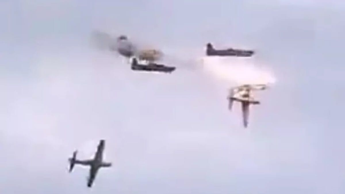 நேருக்கு நேர் மோதிய ராணுவ விமானங்கள்