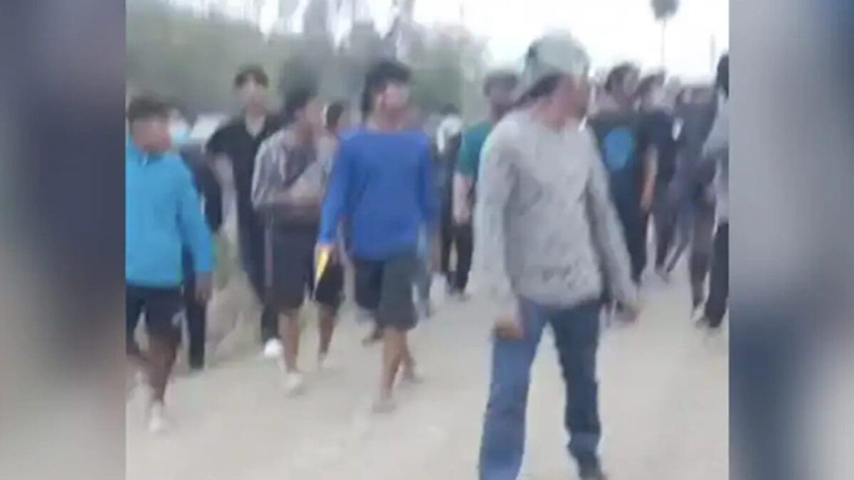 இளம் பெண்களை நிர்வாணமாக்கி நடுரோட்டில் இழுத்துச்சென்ற அவலம்!