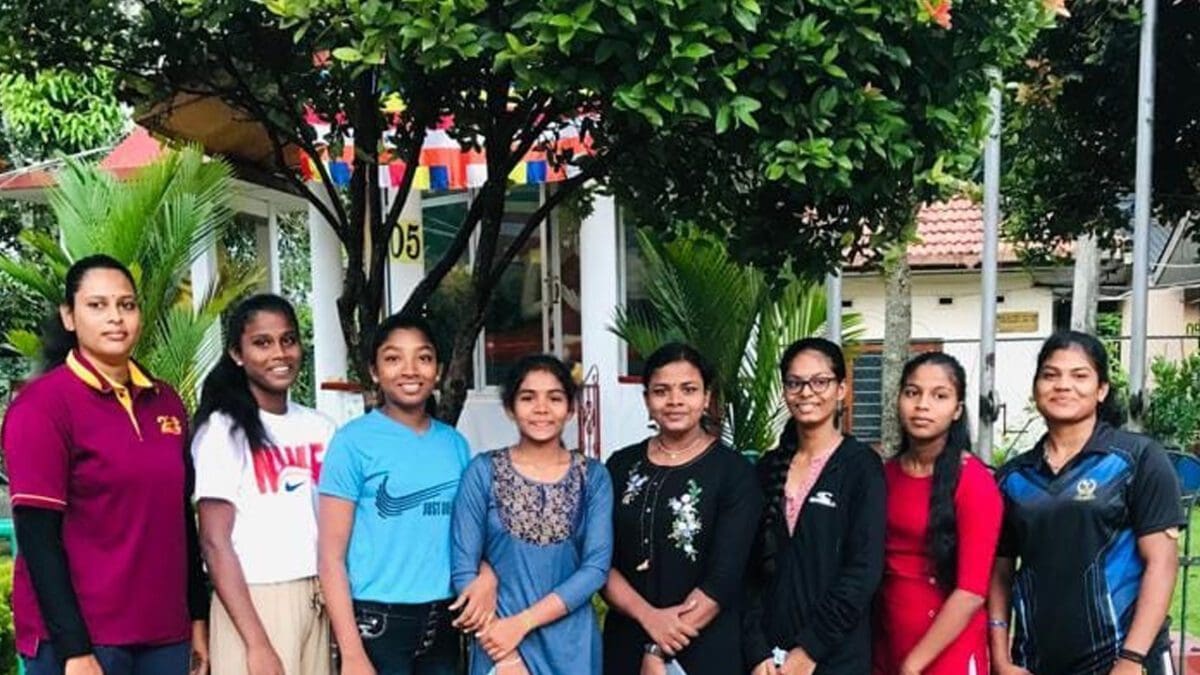 யாழ் பெண் மாணவிகளுக்கு குவியும் பாராட்டு