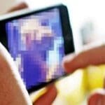 குளியலறையில் இருந்த பெண்ணை கைத்தொலைபேசியில் காணொளி எடுத்த பொலிஸ் உத்தியோகத்தர் கைது