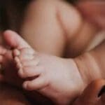 பச்சிளம் குழந்தையை கண்மூடித்தனமாக தாக்கி காணொளி எடுத்த தந்தை!