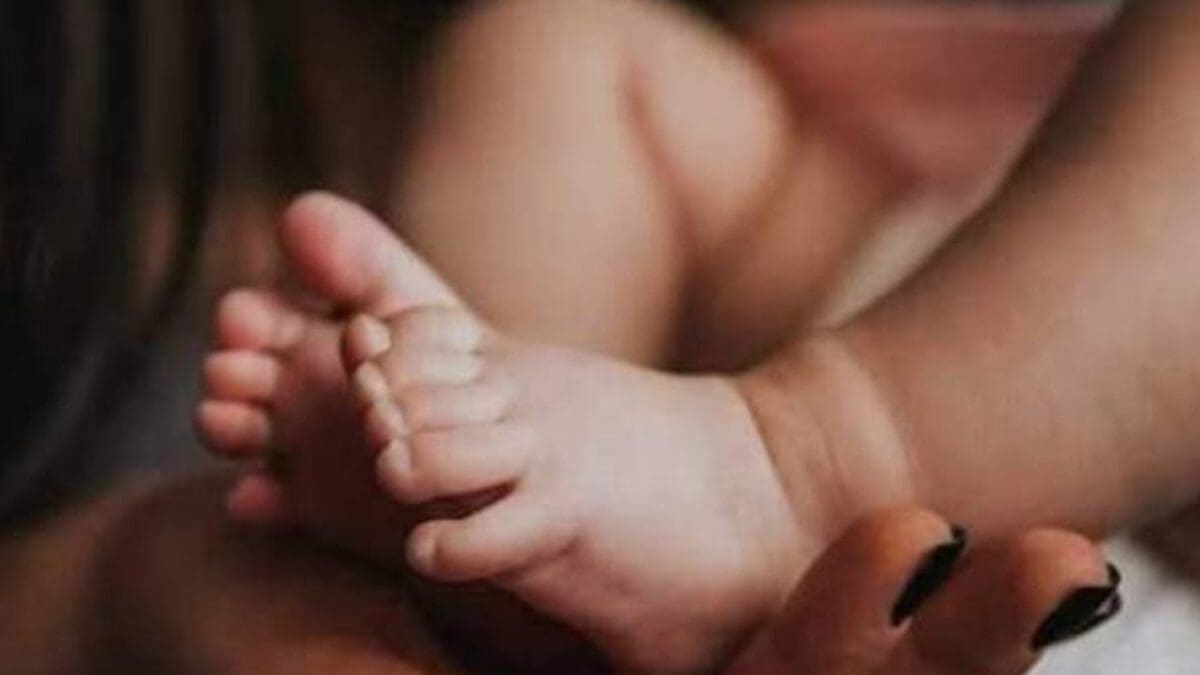 பச்சிளம் குழந்தையை கண்மூடித்தனமாக தாக்கி காணொளி எடுத்த தந்தை!